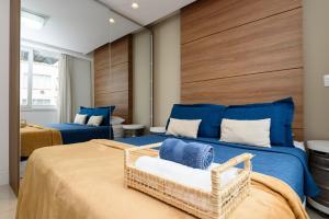 een slaapkamer met twee bedden met blauw en bruin bij 2QTOS a 300m da praia de Copacabana | BR 531/902 in Rio de Janeiro