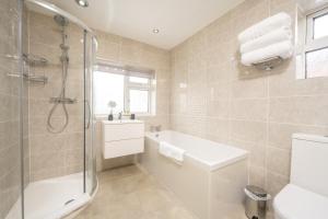 ห้องน้ำของ Treetops House -Luxury modern 4-bed, sleeps 10 -Solihull, JLR, NEC, Resorts World, Birmingham Airport, HS2