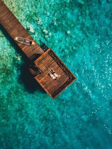 una vista aérea de un barco en el agua en Mia Bacalar Luxury Resort & Spa, en Bacalar