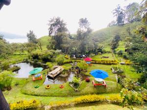 una vista aérea de un parque con mesas y sombrillas en Cabañas Rústicas El Viejo Tambo By Rotamundos, en San Pedro