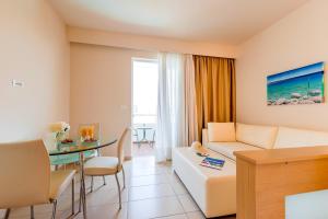 Posezení v ubytování Afandou Bay Resort Suites