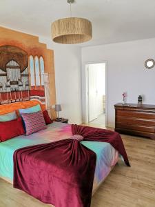 En eller flere senge i et værelse på Villa Nirvana - Casa Marosenia