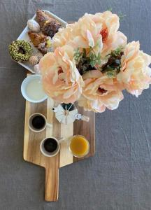 uma mesa de madeira com um ramo de flores e molhos em B&B VOLARE em Polignano a Mare