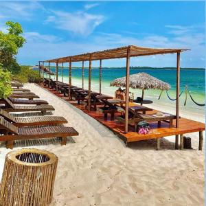 una fila di tavoli e sedie sulla spiaggia di Casa B&B a Jijoca de Jericoacoara