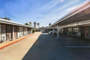 a building with a car parked in a parking lot at The Town House Motor Inn in Goondiwindi