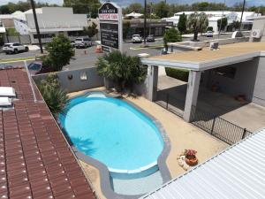 an overhead view of a swimming pool on top of a building at The Town House Motor Inn in Goondiwindi