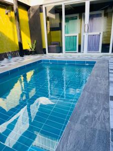 Una piscina con azulejos azules en un edificio. en Pakor Boutique Resort, en Phang Nga