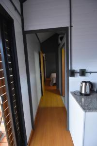 una camera con cucina con bancone e corridoio di Cantal Tiny house a Salta