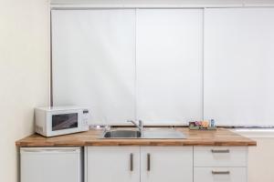 A kitchen or kitchenette at Little Salty Vibes