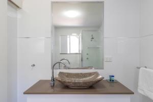 A bathroom at Little Salty Vibes