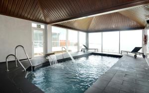 Bazén v ubytování Medplaya Hotel Riviera - Adults Recommended nebo v jeho okolí