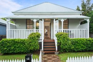 una casa bianca con una recinzione bianca davanti di Sierra Cottage - A Homely Space, Superb Location a Toowoomba