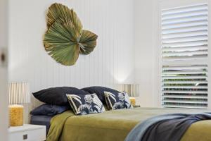 een slaapkamer met een bed en een klok aan de muur bij Sierra Cottage - A Homely Space, Superb Location in Toowoomba