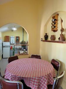 een eetkamer met een tafel en stoelen en een keuken bij El Remanso Estadia Minima 2 Noches in Cordoba