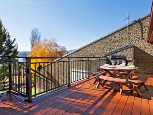 Rõdu või terrass majutusasutuses Grey Kangaroo - 2BR l Lake Front l Pet Friendly l Air-Con l BBQ l WiFi