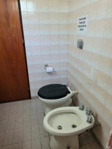 een badkamer met toilet en wastafel bij El Remanso Estadia Minima 2 Noches in Cordoba +9 foto's