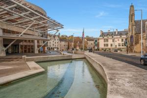 Swimming pool sa o malapit sa Spacious 3 Bedroom Modern House - Heart of Edinburgh - Private Main Door Entrance & Private Garden with Stunning Views of Arthur Seat
