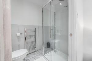 A bathroom at Spacious 3 Bedroom Modern House - Heart of Edinburgh - Private Main Door Entrance & Private Garden with Stunning Views of Arthur Seat