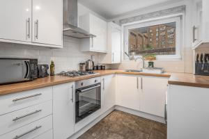 A kitchen or kitchenette at Spacious 3 Bedroom Modern House - Heart of Edinburgh - Private Main Door Entrance & Private Garden with Stunning Views of Arthur Seat