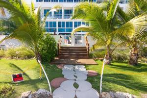 schody prowadzące do budynku z palmami w obiekcie Girasole Rentals Suites w Miami Beach