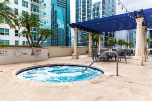 Swimming pool sa o malapit sa Top Stay Miami Blue Brickell