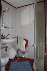 Koupelna v ubytování Szarvaskő Szérűskert vendégház + 80 fotografií