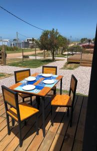 une table et des chaises en bois sur une terrasse dans l'établissement La Sifrina Punta Negra, à Punta Colorada