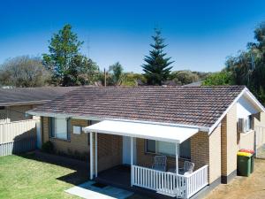 un toit d'une maison avec un auvent blanc dans l'établissement Peppermint Cottage, à Broadwater