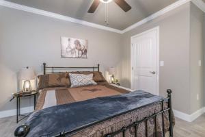 - une chambre avec un lit et un ventilateur de plafond dans l'établissement Beautifully Decorated New Home, King Bed, Washer/Dryer & Fully Stocked Kitchen, à Canyon
