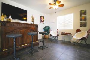 Телевизор и/или развлекательный центр в Mineral Saltwater Solar heated Pool & Spa Oasis with mountain views and Koi pond