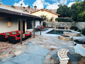 Бассейн в Mineral Saltwater Solar heated Pool & Spa Oasis with mountain views and Koi pond или поблизости