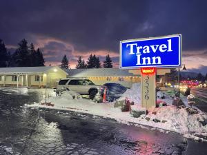 un panneau indiquant le voyage en auberge dans un parking dans l'établissement Travel Inn, à South Lake Tahoe