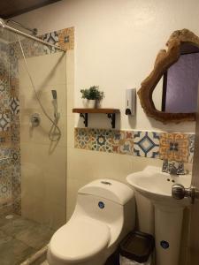 a bathroom with a toilet and a sink at Ecohotel Piedemonte in Salento
