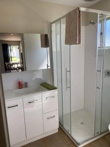 Et badeværelse på Bundalong Riverside Resort