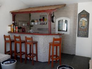 Ο χώρος του lounge ή του μπαρ στο Chez Isabelle et Guy B&B