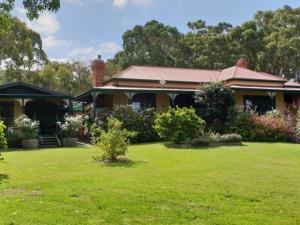 a house with a green lawn in front of it at Ripplebrook Country Cottage in Foster