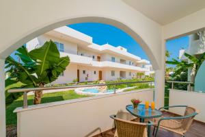 Balkón nebo terasa v ubytování Afandou Bay Resort Suites