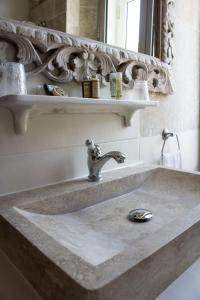 un lavandino in bagno con rubinetto d'argento di HOTEL DE FRANCE - Hôtel de charme en Provence a Saint-Maximin-la-Sainte-Baume Altre 35 foto