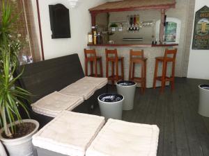 Ο χώρος του lounge ή του μπαρ στο Chez Isabelle et Guy B&B