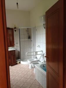 ヴィッジャネッロにあるCasa Vacanze Cuore del Pollinoのバスルーム(トイレ2つ、シンク、バスタブ付)