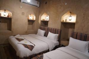 Postel nebo postele na pokoji v ubytování نزل مزارعة التراثية mazarah heritage inn