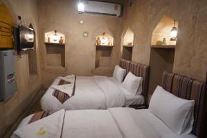 Postel nebo postele na pokoji v ubytování نزل مزارعة التراثية mazarah heritage inn