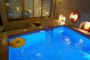 尼茲瓦的住宿－نزل مزارعة التراثية mazarah heritage inn，浴室配有带水槽的大型蓝色浴缸