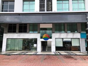 un edificio con un cartel de baloncesto en la parte delantera en Hotel 17, en Kota Kinabalu