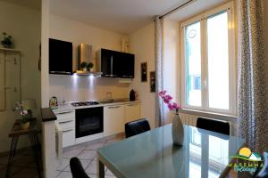 - une cuisine avec une table et un comptoir dans l'établissement Maremma Holidays-Casa Magò, à Follonica