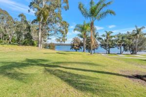 バーマグイにあるIngenia Holidays Bermaguiのゴルフコースに映るヤシの木の大きな影