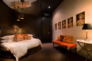 Un pat sau paturi într-o cameră la Hotel Frangos
