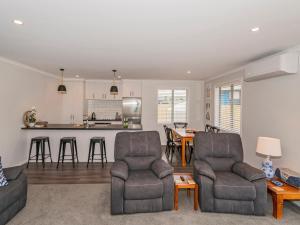 Zona de estar de Peaceful on Palm - Whitianga Holiday Home