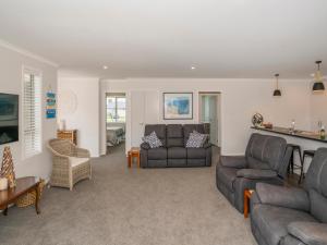Gallery image of Peaceful on Palm - Whitianga Holiday Home in Whitianga