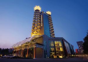 Un gran edificio con una torre encima. en Grand Metropark Hotel Beijing, en Beijing